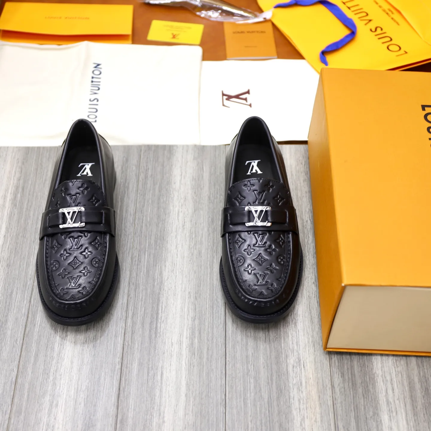 Men's Men's Shoes💰💰920LV Louis Vuitton Slip-on Loafers, top quality products from Guangzhou, ready for sale! This LV Glove loafer is made of selected soft cowhide, with a slightly wrinkled leather surface and a very high-end texture. Each pair is unique. The leather surface is light and soft, with a fine texture and good luster. It is a classic loafer style, with exquisite handmade mark stitching on the toe, and a square toe configuration to highlight the classic style. The horizontal band has hot-printed LV three-dimensional letters, semi-solid handcrafts and a genuine leather outsole, and a rubber patch on the heel to create wear-resistant performance and comfort. One of the must-have loafers for men! Comes with full original packaging! Code number: 38-39-40-41-42-43-44 (38, 45, 46 customized) standard leather shoe code